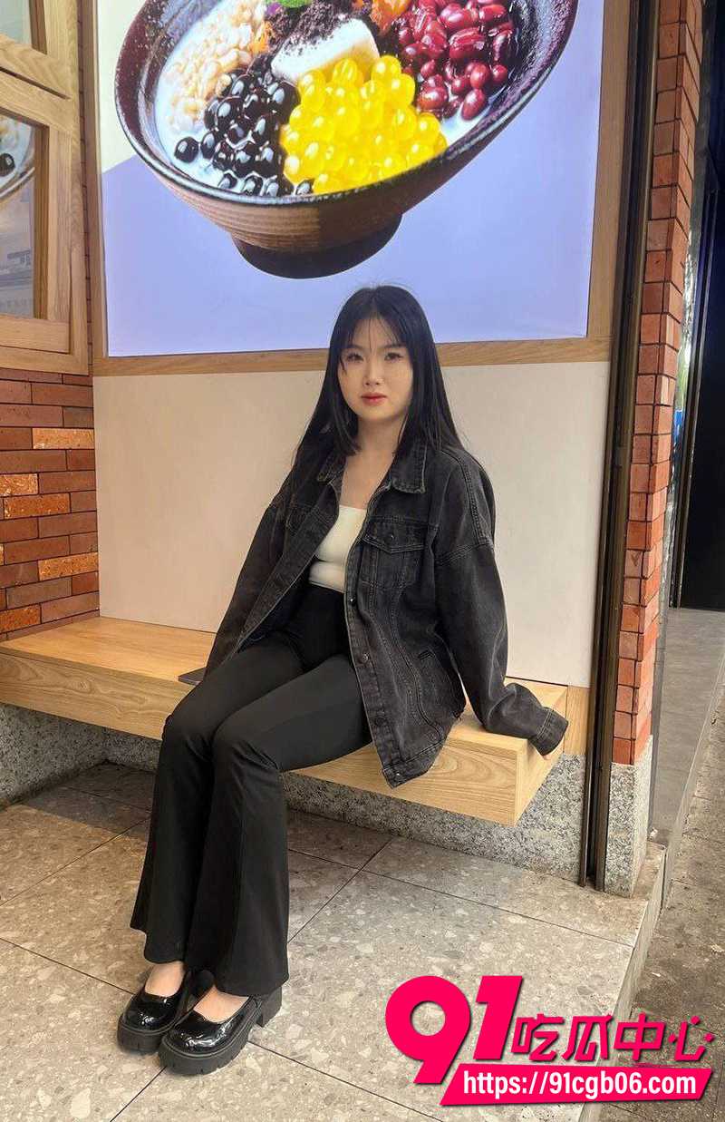 Soul勾搭学设计微胖妹子 一边女上爆操一边工作 足交口爆内射SM初探 画面超炸！