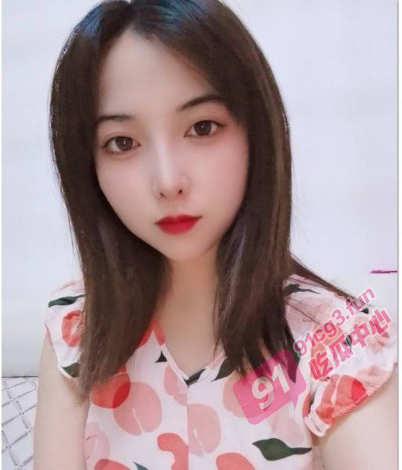 福州语文女老师张美娟～讲台上文静端庄 私下与光头教导主任偷情  楼梯间做爱忘我呐喊！