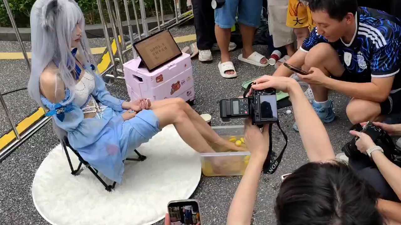 萤火虫漫展Cosplayer现场复刻洗脚柠檬水50元一杯  路人直呼真敢玩不怕得脚气吗？